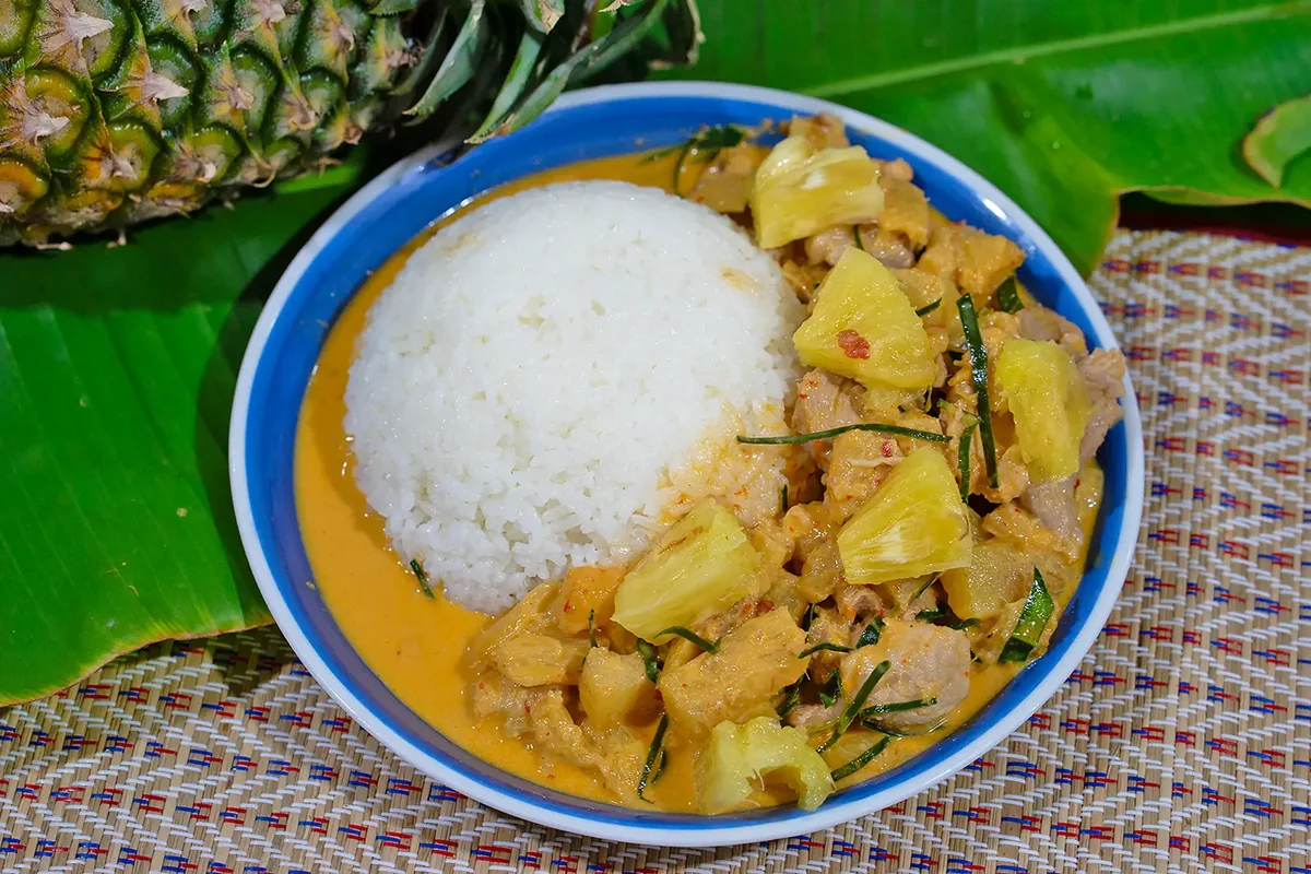 Thai-Curry mit Ananas und Gemüse