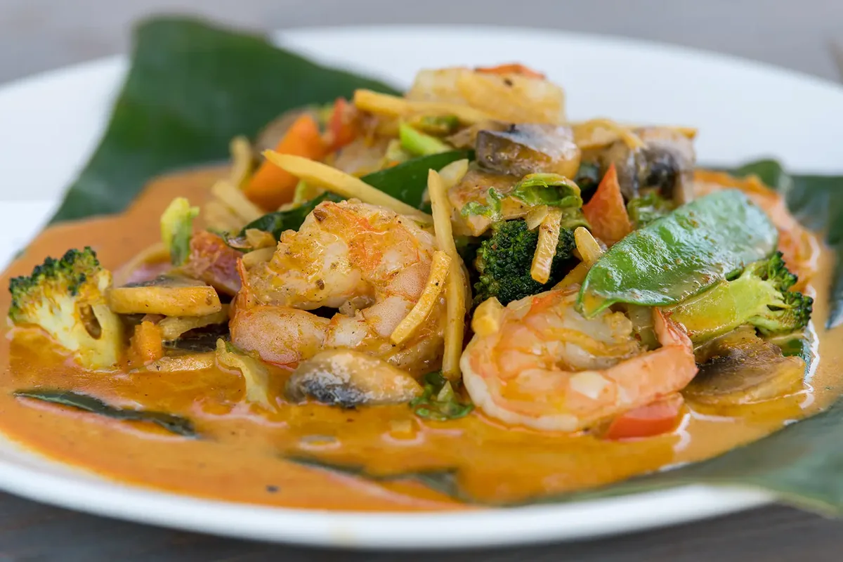 Rotes Thai-Curry mit Garnelen und Reis