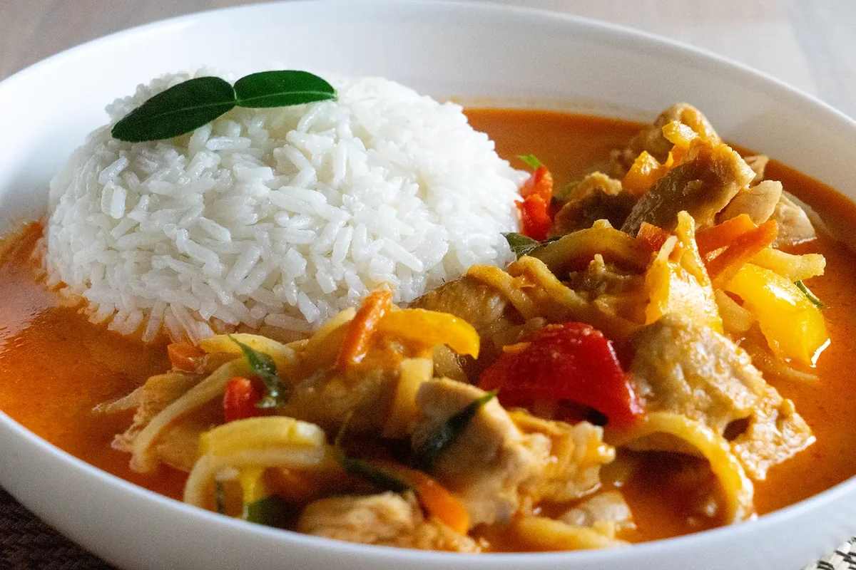 Rotes Thai-Curry Gaeng Ped mit Reis
