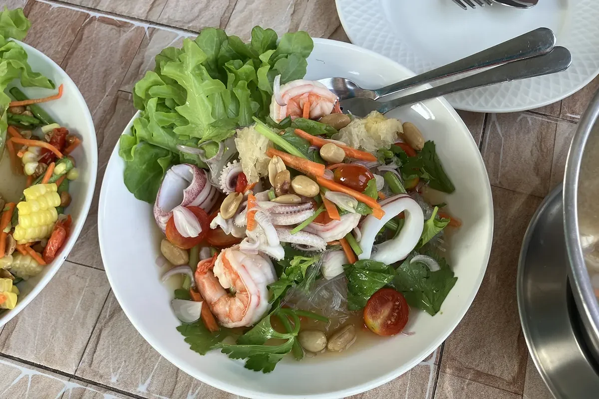 Glasnudelsalat mit Gemüse und frischen Kräutern