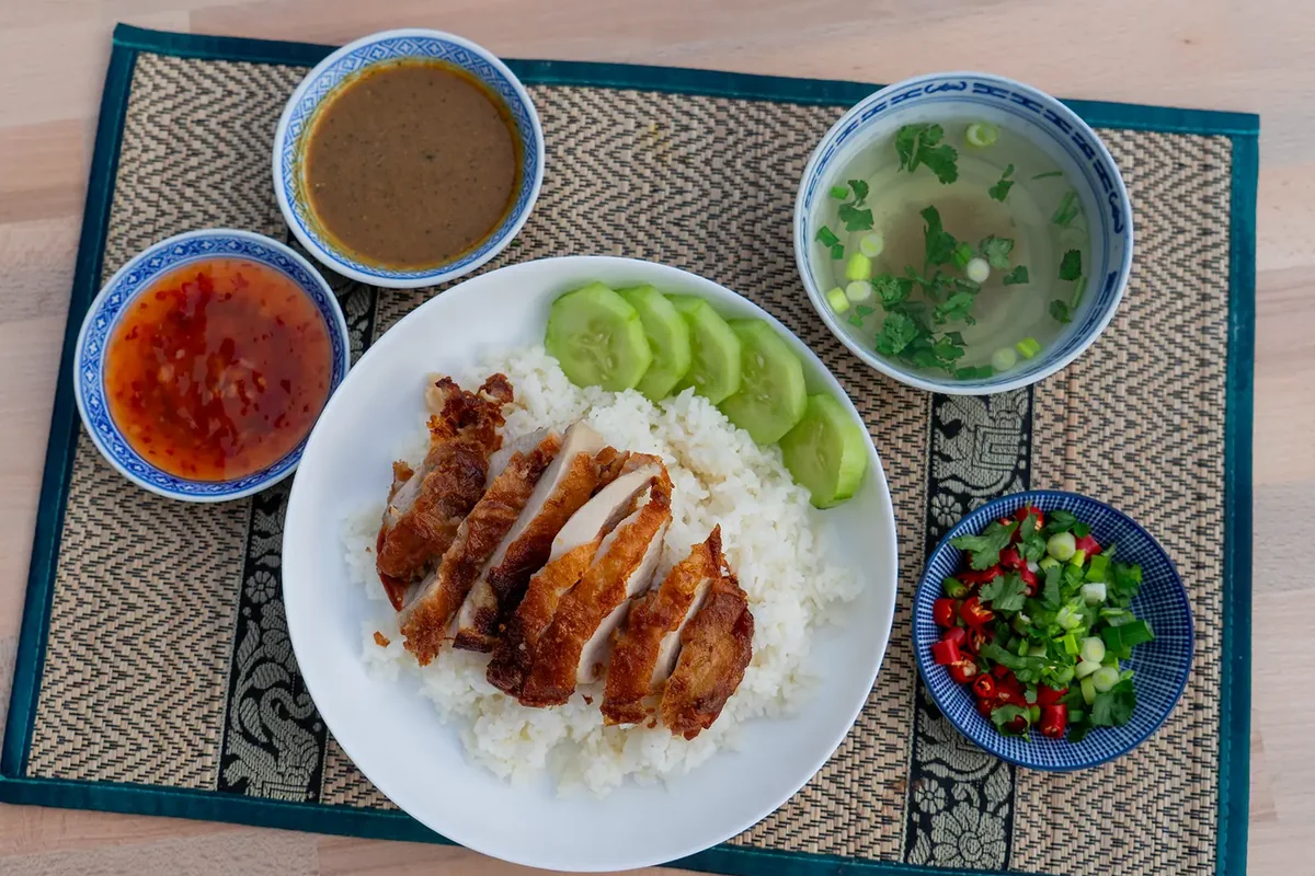 Khao Man Gai mit Hähnchen und Reis
