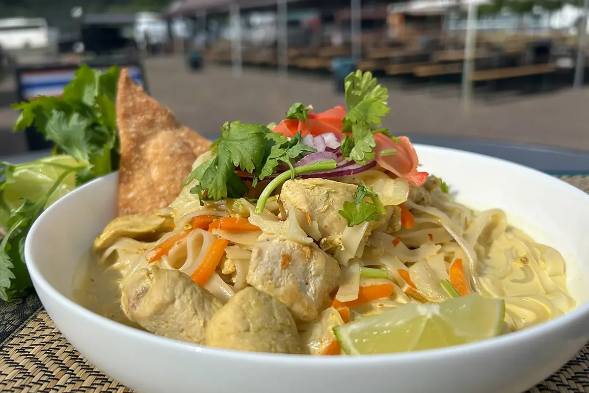 Nordthailändische Curry-Nudelsuppe Khao Soi
