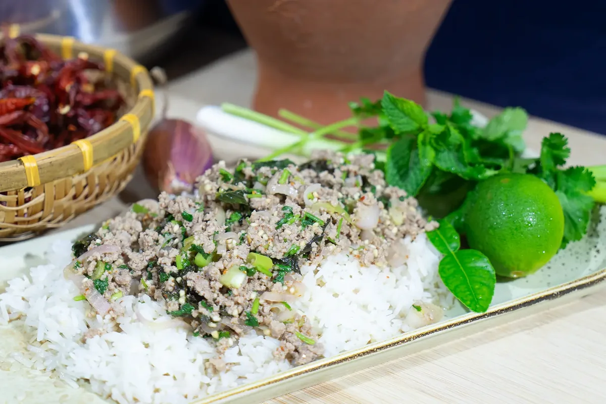 Thailändischer Salat Larb mit Kräutern