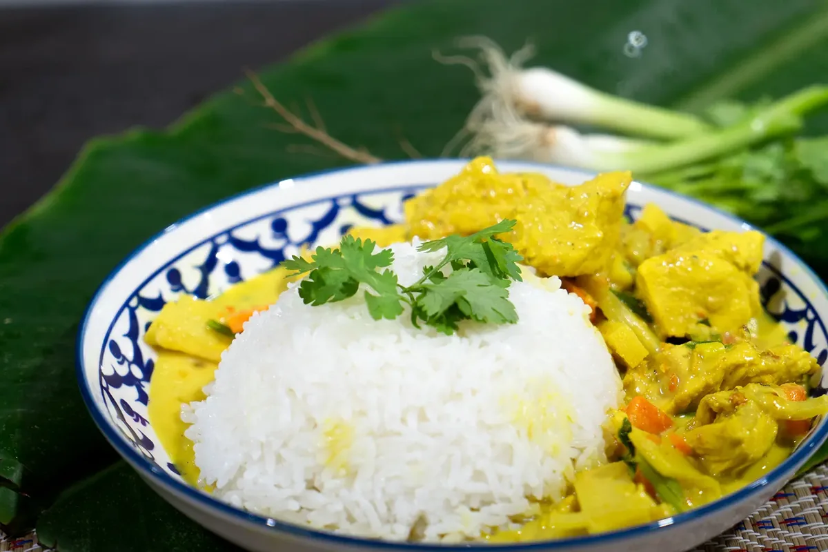 Pad Pongari mit gelbem Curry und Reis