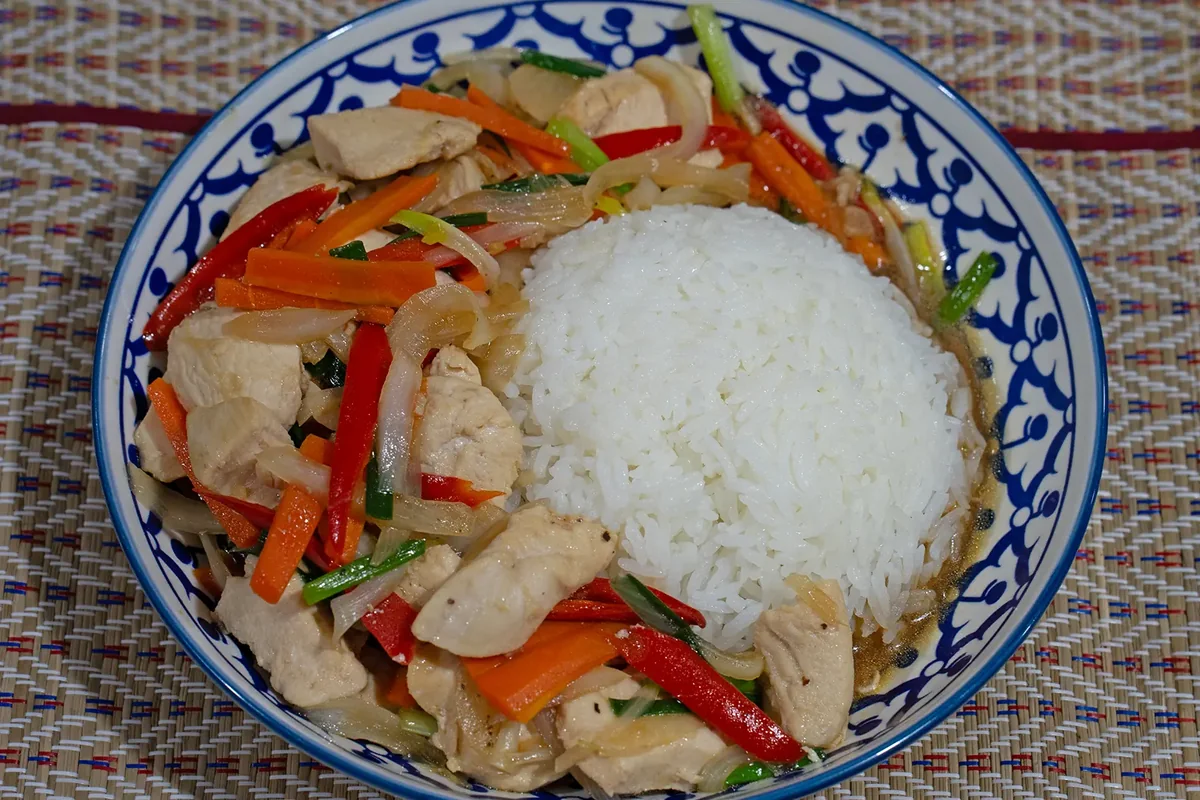 Pad Prik mit Chili, Gemüse und Reis
