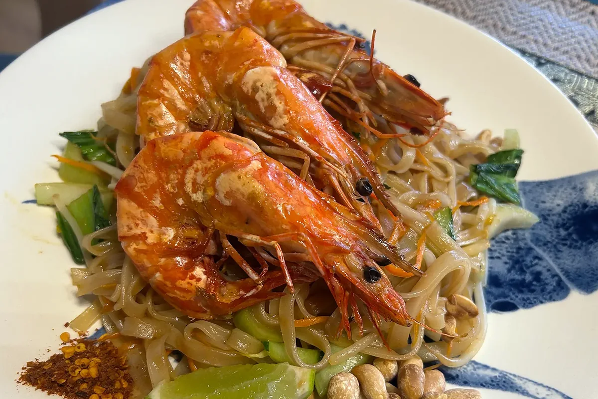 Pad Thai mit Garnelen und Gemüse