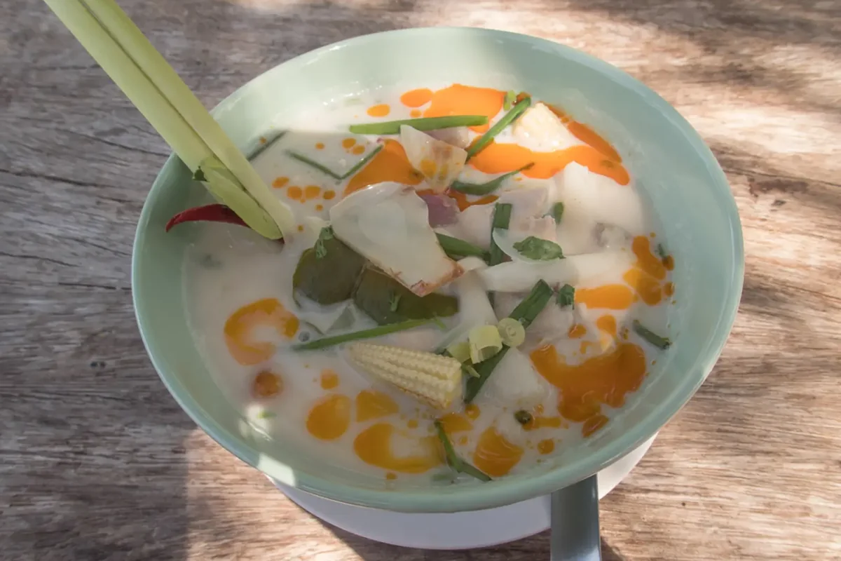 Kokossuppe Tom Kha Gai mit Hähnchen