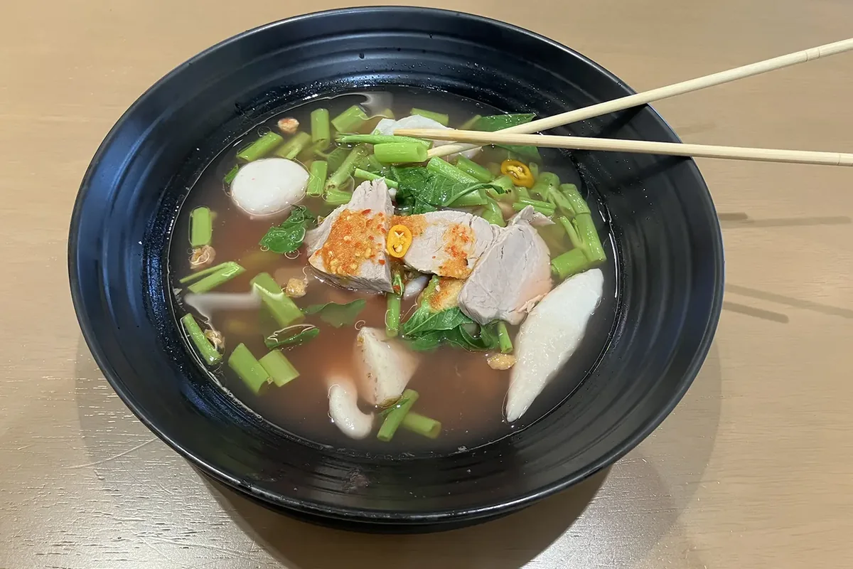 Rote Thai-Nudelsuppe Yen Ta Fo mit Einlage