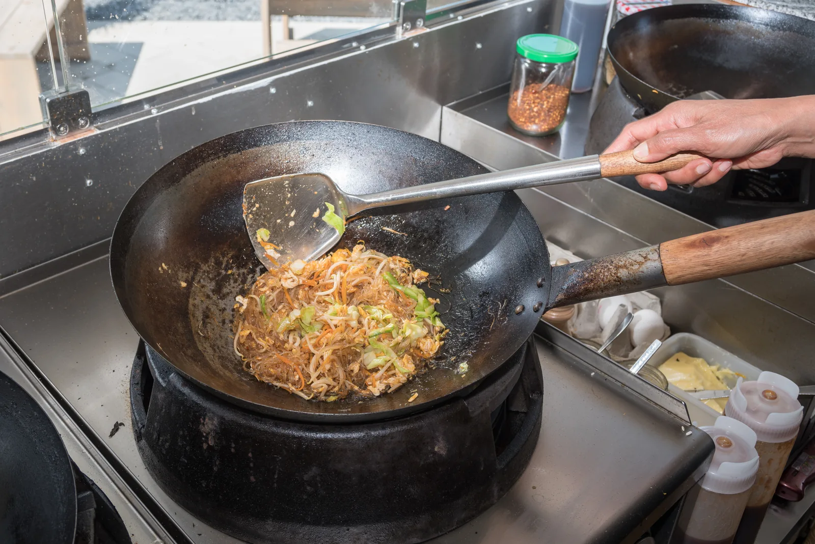 Frisch zubereitetes Thai-Catering aus dem Wok