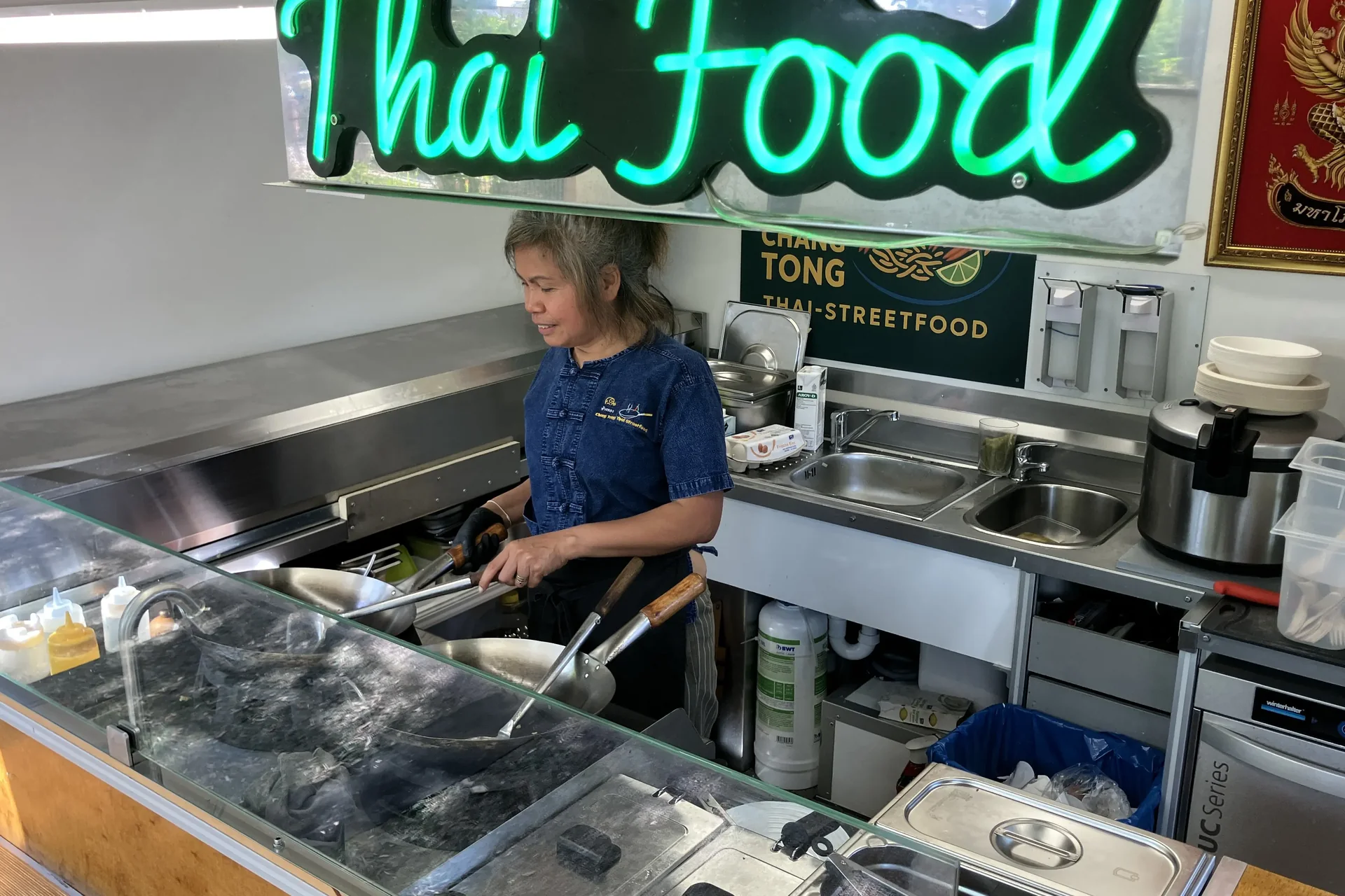 Chang Tong Köchin bei der frischen Zubereitung im Foodtruck