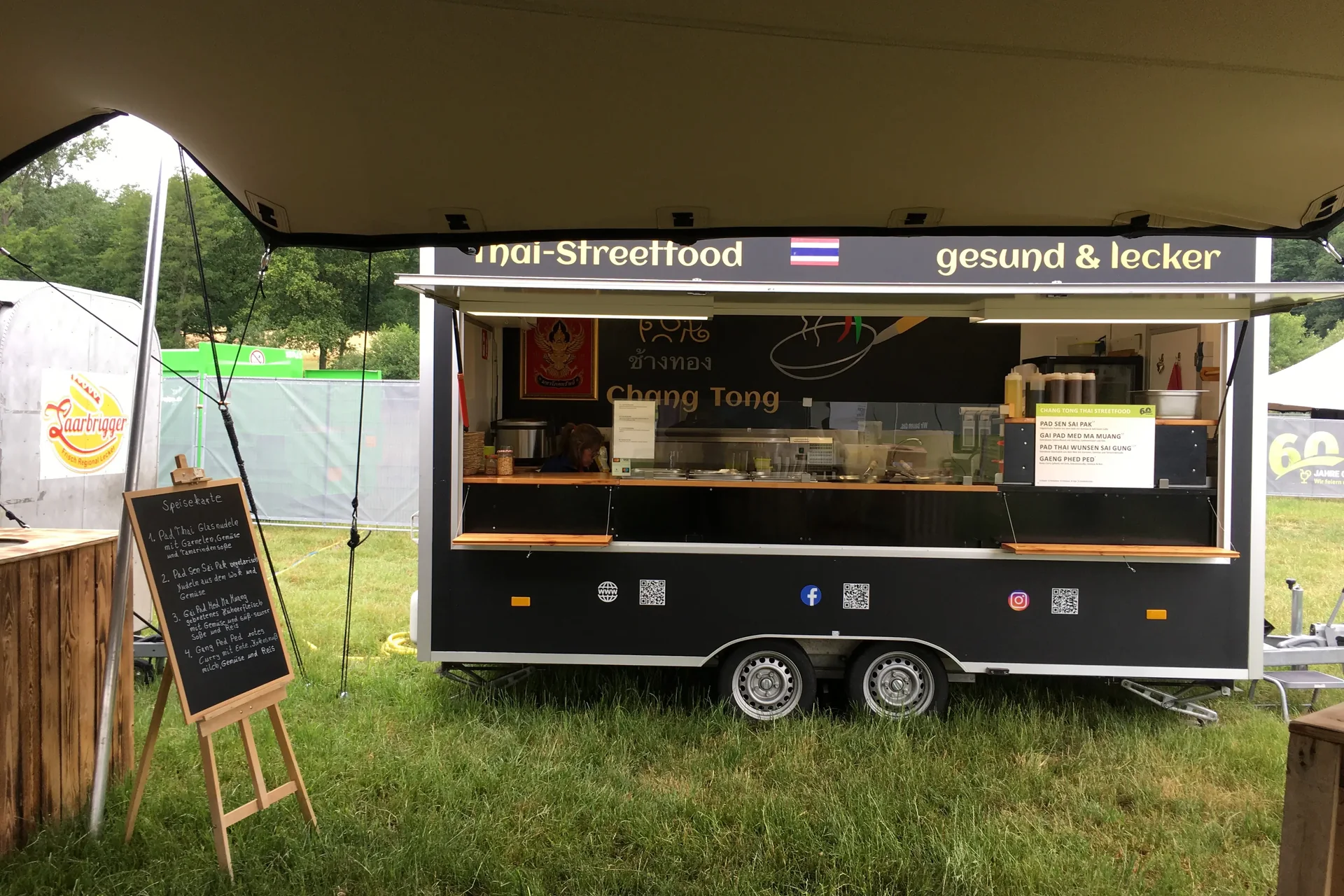 Gäste und Catering-Aufbau vor dem Chang Tong Foodtruck