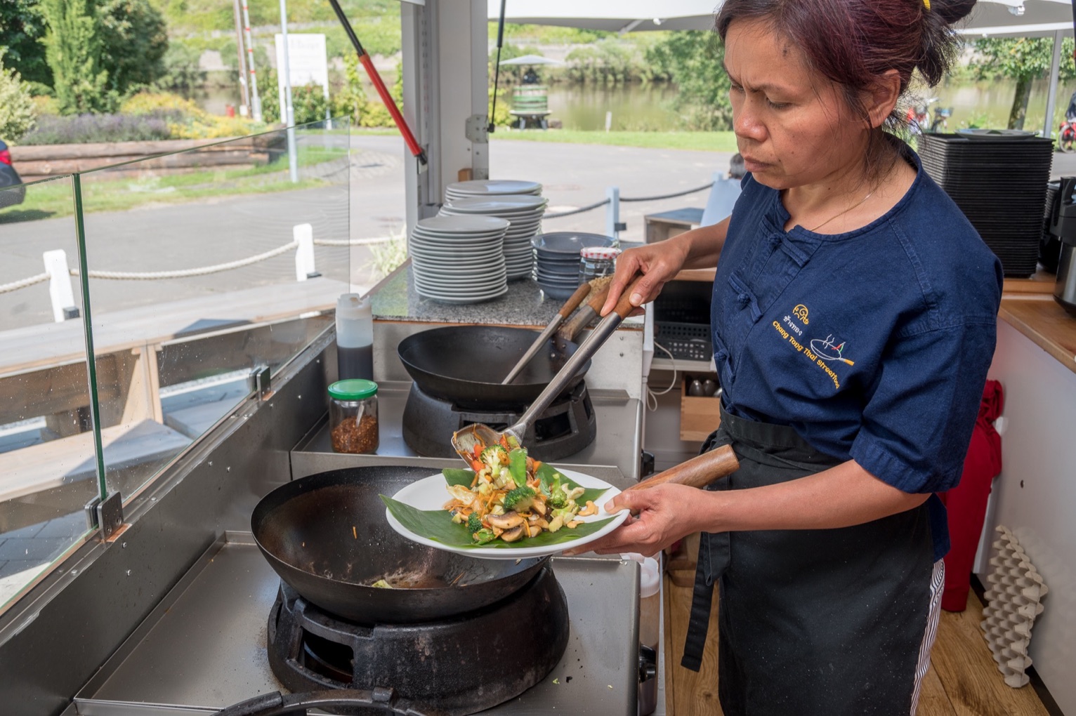 Chang Tong Köchin mit frisch zubereitetem Thai-Streetfood