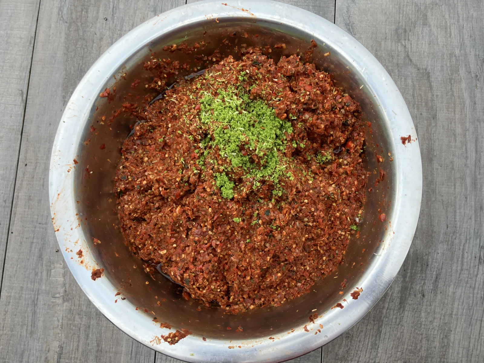 Frisch zubereitete rote Currypaste in einer großen Schüssel
