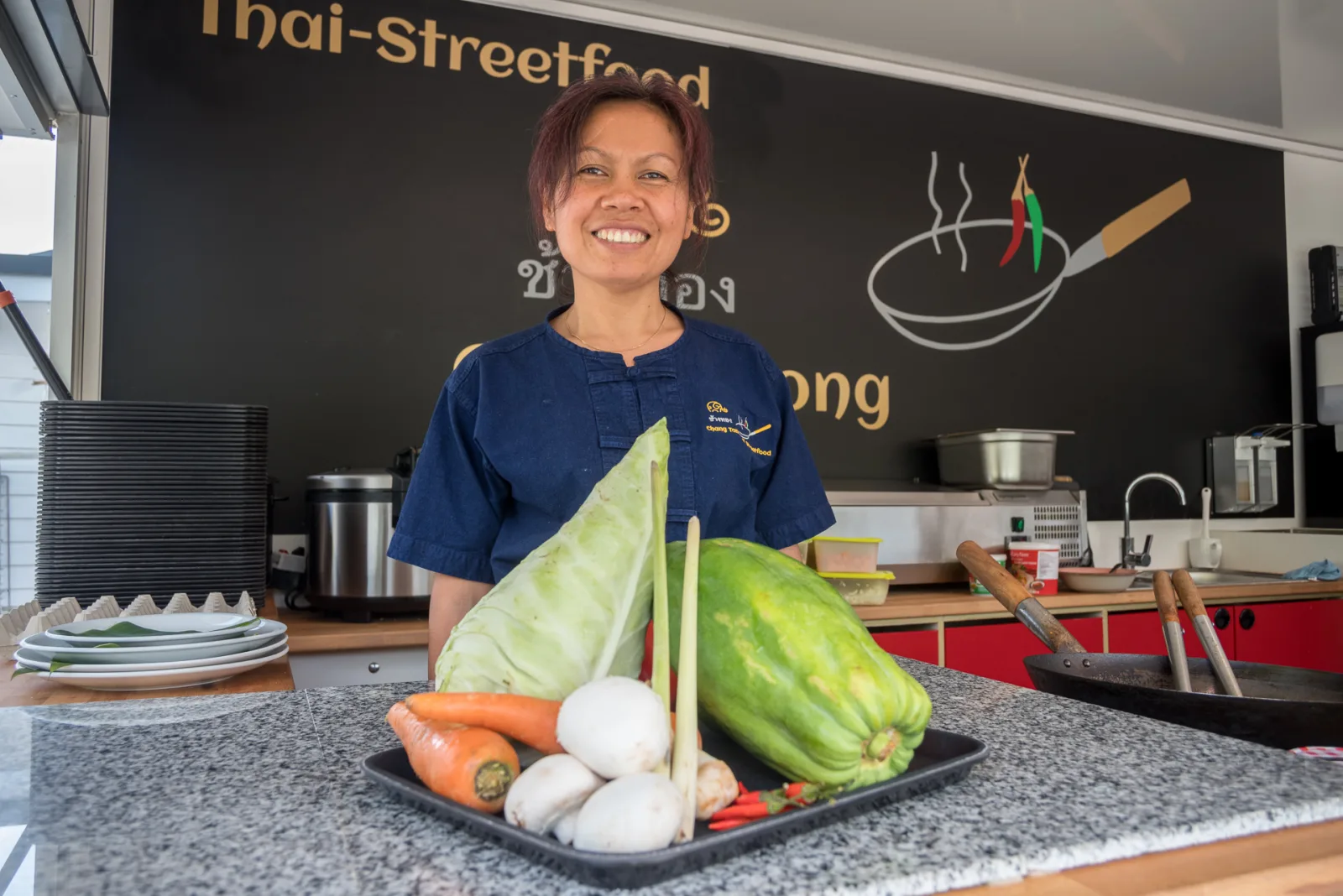 Patinya Busch im Chang Tong Foodtruck mit frischem Gemüse